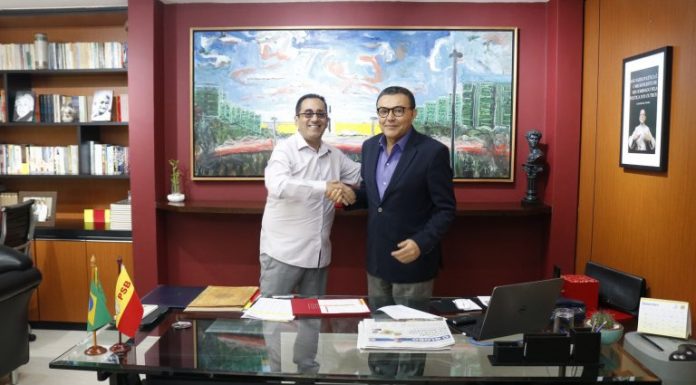 Carlos Siqueira abona ficha de filiação de Jorge Kajuru ao PSB