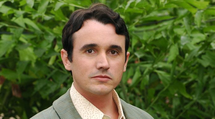 Ator Caio Junqueira permanece internado em estado grave