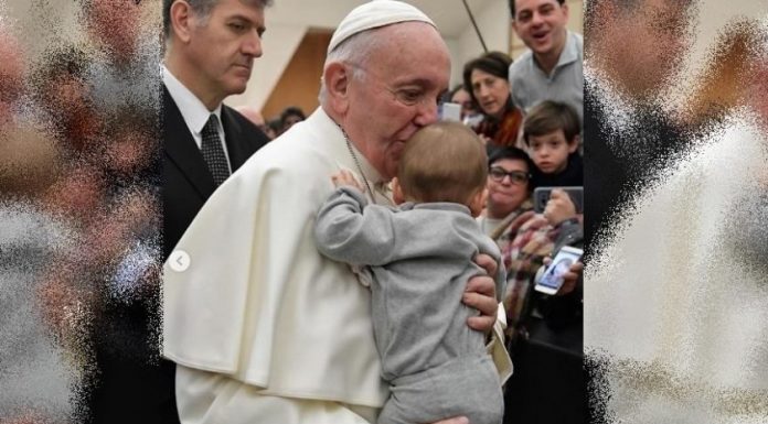 Papa Francisco abençoa bebê brasiliense