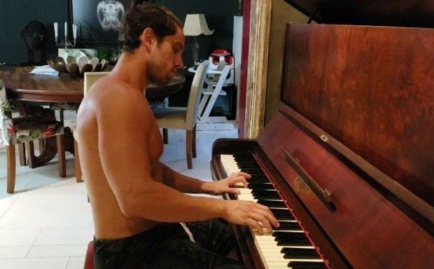 Rafael Cardoso é filmado tocando piano