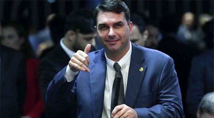 Irmã de milicianos assinava cheque em nome de Flávio Bolsonaro