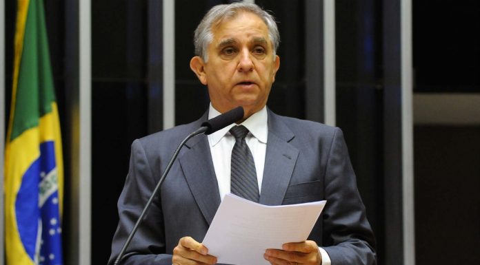 Izalci apoia gestão compartilhada em escolas públicas do DF