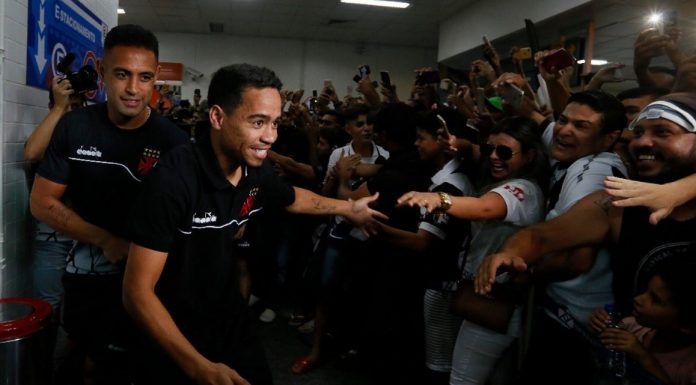 Vasco é recebido com festa pela torcida em Petrolina