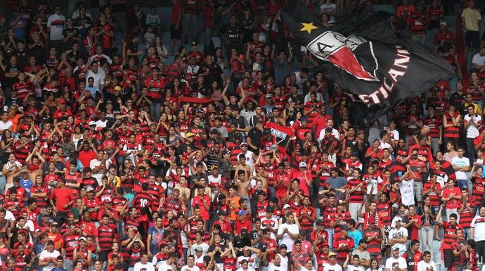 Atlético volta a campo com time renovado