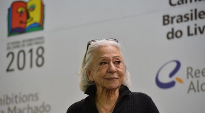 Fernanda Montenegro recebe alta de hospital no Rio