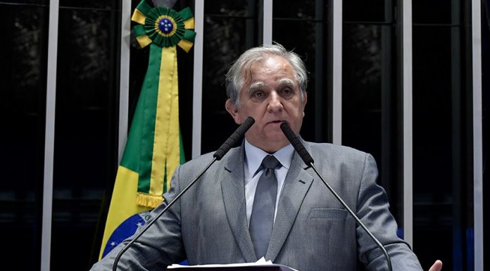 Izalci apresenta projeto que prevê bolsas a universitários de instituições privadas