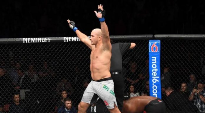 UFC: Júnior Cigano nocauteia Derrick Lewis no segundo round