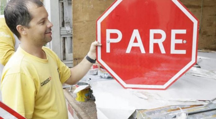 Valparaíso instala novas placas de trânsito