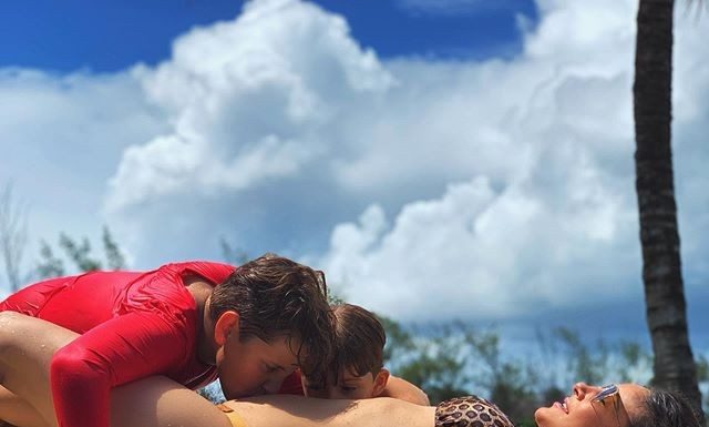Claudia Leite posa de biquíne e recebe beijos dos filhos na barriga