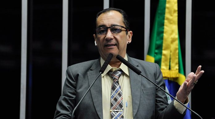 Senador goiano quer esclarecimentos de Onyx sobre texto compartilhado por Bolsonaro