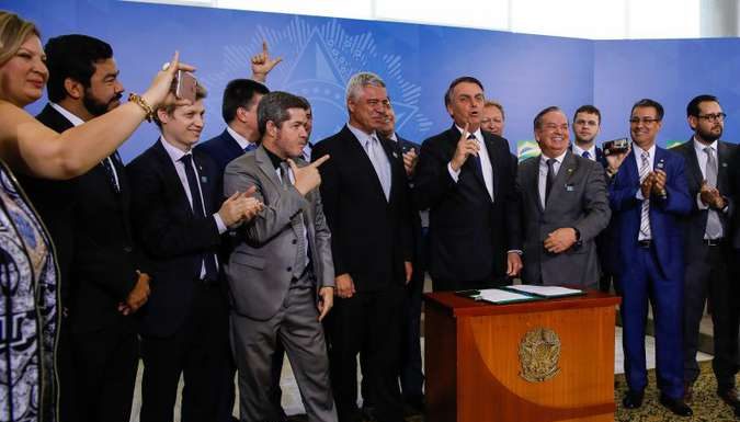 Bolsonaro facilita porte de arma para políticos e caminhoneiros