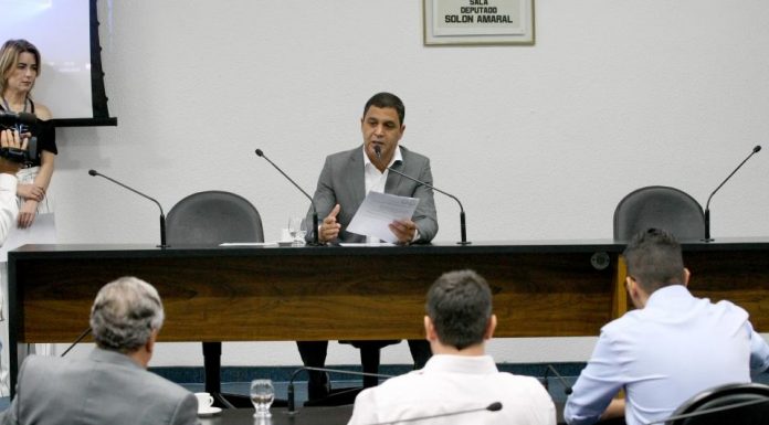 Cambão comanda 1ª reunião da Comissão de Habitação