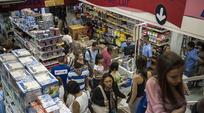 Percentual de famílias brasileiras endividadas cresce no país, diz CNC