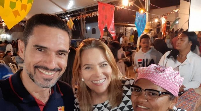 Ao lado de Lêda Borges, Alceu Gomes prestigia “Arraiá” da Igreja Católica