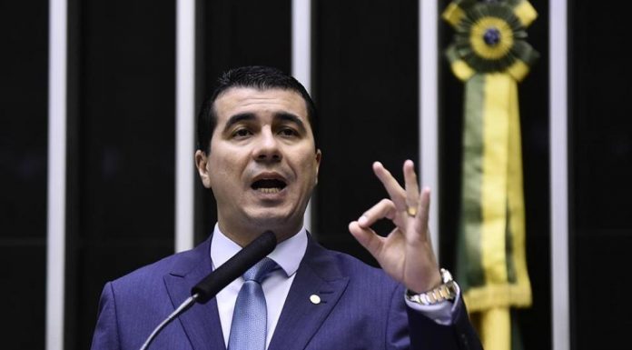 DEM pode expulsar deputado acusado de aplicar vários golpes