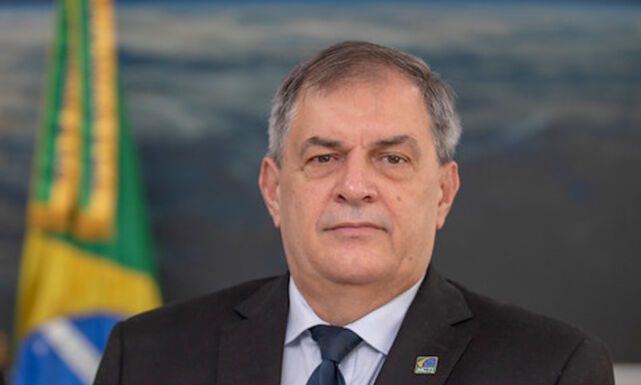 Ministro distribui retratos a serem expostos em repartições públicas