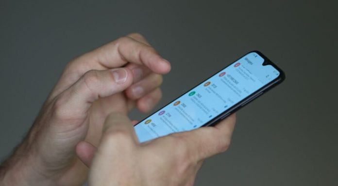 Muito tempo no celular e computador acelera envelhecimento, diz estudo