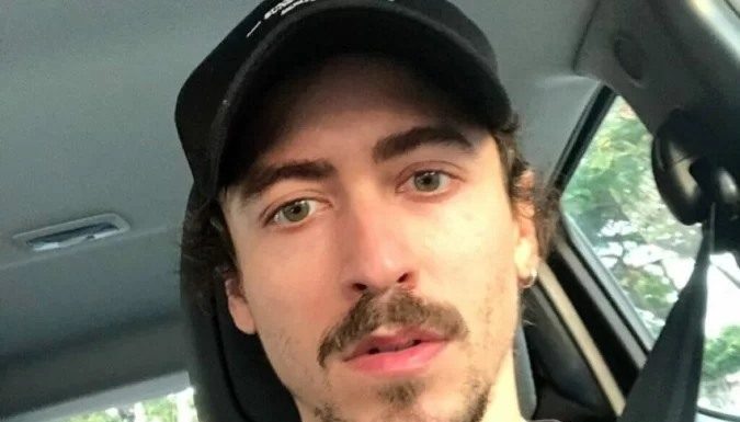 Jesuíta Barbosa diz ser vítima de violência na internet: “Desumano”