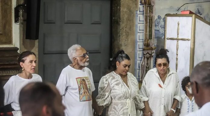 Com o pai e Regina Casé, Preta Gil agradece em missa no Pelourinho