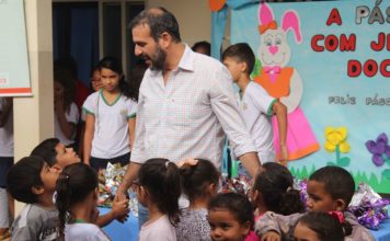 Prefeito Renato de Castro entrega ovos de páscoa a estudantes de Goianésia