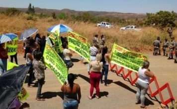 Familiares e advogados de presos protestam em presídio do Entorno