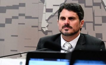 Senador está na UTI após problemas cardíacos