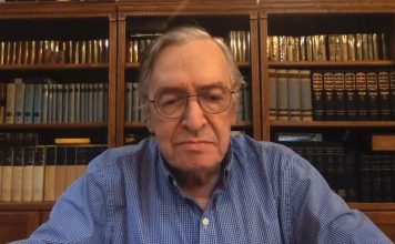 Deputados tentam incluir Olavo de Carvalho em livro do Panteão