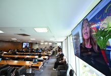 Vacinação em casa para pessoa com deficiência é aprovada pela CDH Da Agência Senado | 13/05/2026, 13h00 Aprovado com relatório de Mara Gabrilli, o PL 2.229/2025 segue para o Plenário do Senado Saulo Cruz/Agência Senado Proposições legislativas PL 2229/2025 Pessoas com deficiência poderão ter o direito de receber vacinas em casa. Projeto de lei com esse objetivo foi aprovado nesta quarta-feira (13) na Comissão de Direitos Humanos (CDH). O texto também prevê a aplicação de imunobiológicos especiais, como vacinas, soros e imunoglobulinas destinados a pessoas com condições clínicas específicas, que normalmente não fazem parte da vacinação de rotina da população geral. O PL 2.229/2025 segue para análise do Plenário. Pela proposta, caso haja restrição técnica — como a necessidade de manter a vacina em condições específicas de armazenamento — ou algum risco à segurança do paciente que impeça a aplicação em casa, a vacinação deverá ser feita na unidade de saúde mais próxima da residência da pessoa. Apresentado em 2009 pelo ex-deputado Eduardo Barbosa (MG), já falecido, o projeto recebeu parecer favorável da relatora, senadora Mara Gabrilli (PSD-SP). O texto altera o Estatuto da Pessoa com Deficiência (Lei 13.146, de 2015) para incluir o direito à vacinação em casa. Mara mencionou o programa “Vacina em Casa”, do Distrito Federal, que aumentou o número de PcDs vacinadas e que antes estavam excluídas por falta de acessibilidade. Segundo ela, o programa “se mostrou capaz de atingir setores da população que antes não se beneficiavam das vacinas”. Homenagem A aprovação do PL 2.229/2025 foi acompanhada de aplausos na CDH em homenagem ao autor da matéria, cuja atuação era voltada à defesa dos direitos das pessoas com deficiência e da população idosa. — Não podemos senão louvá-la e esperar que prospere mais este inegável legado do deputado Eduardo Barbosa, a quem prestamos nosso respeito e homenagens por sua trajetória em defesa dos direitos das pessoas com deficiência — disse Mara. O reconhecimento foi reforçado pela presidente da CDH, senadora Damares Alves (Republicanos-DF), e pelo senador Paulo Paim (PT-RS). Eles lembraram o “trabalho fundamental” do parlamentar na aprovação de matérias como o Estatuto do Idoso. Agência Senado (Reprodução autorizada mediante citação da Agência Senado) MAIS NOTÍCIAS SOBRE: Fonte: Agência Senado