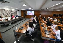 Mulheres com implante contraceptivo banido pedem política de assistência