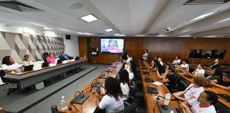Mulheres com implante contraceptivo banido pedem política de assistência