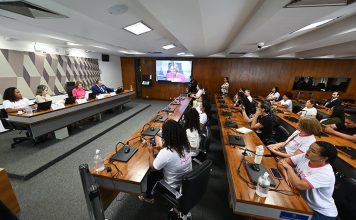 Mulheres com implante contraceptivo banido pedem política de assistência