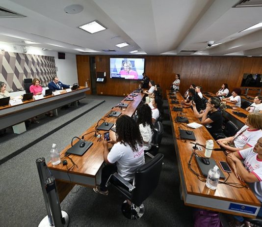 Mulheres com implante contraceptivo banido pedem política de assistência