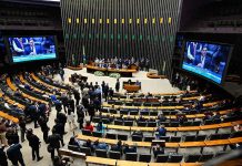 Três senadores concorrem ao cargo de deputado; quatro buscam a suplência