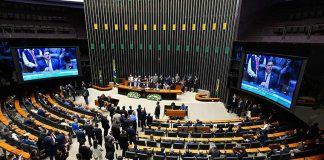 Três senadores concorrem ao cargo de deputado; quatro buscam a suplência