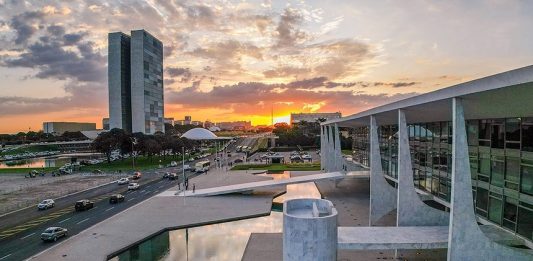 Lei facilita corte de impostos para data centers e programas contra câncer